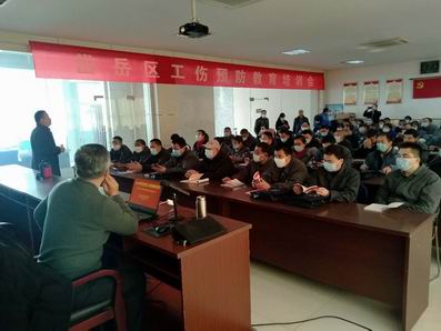 調整大（dà）小 4.安全技術專家進行工傷預防培訓授課現場.jpg