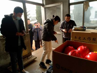 調整大小 3.區人社局杜秀麗（lì）主（zhǔ）任現場查看勞保用品管理情況.jpg